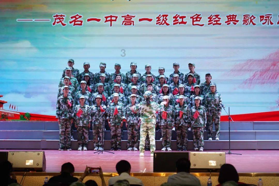 逃离废弃的卡车场